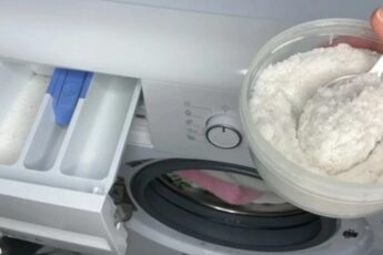 Давно отказалась от кондиционера для белья. Больше не покупаю его в магазине. Использую при стирке соль. Делюсь, что это мне даёт