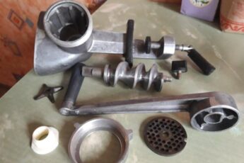 Моя мясорубка работает как часики и не «жует» мясо. Ей больше десяти лет, а нож до сих пор как бритва