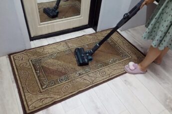 Хитрый способ почистить ковер сухим способом. Больше не нужно обращаться в химчистку