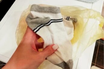 Светлые носки «стираю» теперь вообще без стирки — в пакете. И они чистейшие (проще способа не знаю)