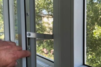 Простой фиксатор для пластикового окна из доступных материалов своими руками