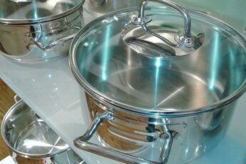 5 минут и вся посуда сверкает: отмываю сковороды, кастрюли, стеклянную посуду и даже противни