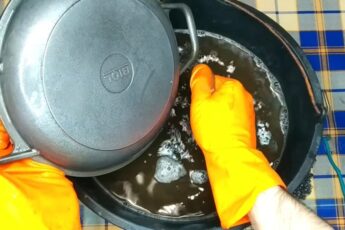 Не думала, что очистить старый казанок от ржавчины будет так просто. Все что нужно — уксус