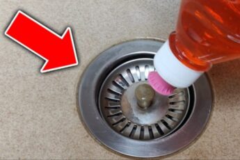 Вылила в раковину самое дешевое средство для посуды и справилась с засором и неприятным запахом из труб