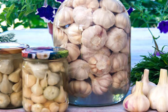 Закрываем свежий чеснок по банкам и сохраняем на всю зиму. Пойдет в готовку и салаты: вкус не теряет