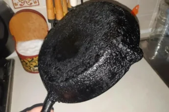 Хотела выбросить свои старые сковороды, но бабуля с соседнего участка поделилась "необычным" ингредиентом. Отмыла все за 20 минут