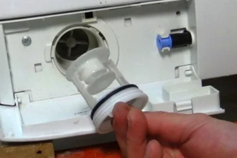 Как почистить сливной и заливной фильтры в стиральной машине. Подробная инструкция с фото