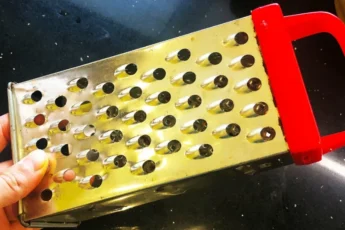 Больше не выбрасываю затупившиеся терки: Всё дело в секретном приспособлении, которым затачиваю режущие кромки