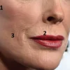 Сами не замечают, как старят себя: 3 момента макияжа, которые после 50 набрасывают несколько лет