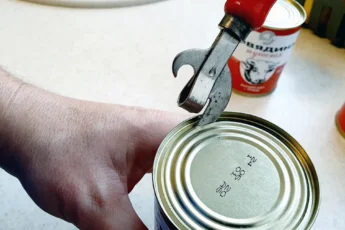 Мы неправильно открываем консервы, я это понял когда увидел хитрый способ вскрытия жестяных банок обычной открывашкой