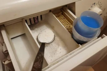 Пару капель аптечного средства в самый дешёвый порошок и вещи отстирываются до идеальной чистоты. Записывайте рецепт