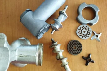 Моя мясорубка работает как часики и не «жует» мясо. Ей больше десяти лет, а нож до сих пор как бритва.