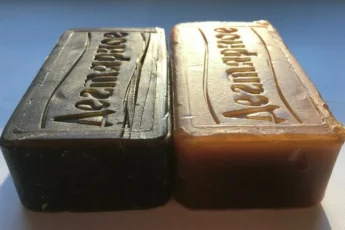 Обязательно покупаю кусочек другой дегтярного мыла. Использую для личной гигиены и чистки. Вот 4 ситуации, когда оно окажется полезным