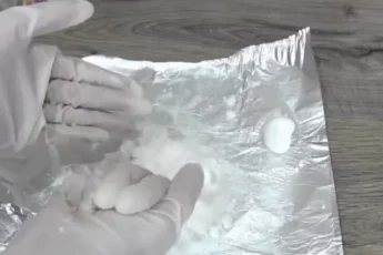 Просто кидаю аптечную шипучку в унитаз, и известковый налет "испаряется на глазах". Трюк подсказал знакомый сантехник