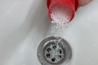 «Засыпал и готово» Очень простой и проверенный способ как устранить засор раковины за пару минут.