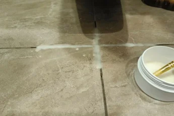 Отмываю загрязненные швы между плиткой. Готовлю простой состав. Грязь буквально отлетает на глазах, рассказываю подробнее