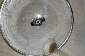 Как отмыть труднодоступные места в стеклянной крышке от кастрюли или сковородки.