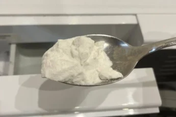 Даже сильно грязным белым вещам можно вернуть белоснежное состояние! Покажу секрет, который мне раскрыла опытная хозяйка