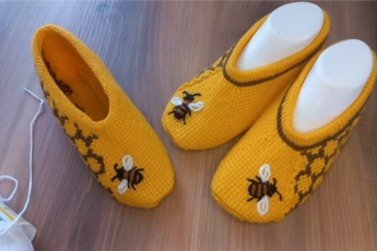 Тапочки «Пчелы и мед»- тунисским вязанием