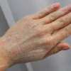 Мне уже скоро 50, а мои ручки выглядят как у 25-летней. И для этого даже не нужны дорогущие французские кремы. Делюсь своими секретами