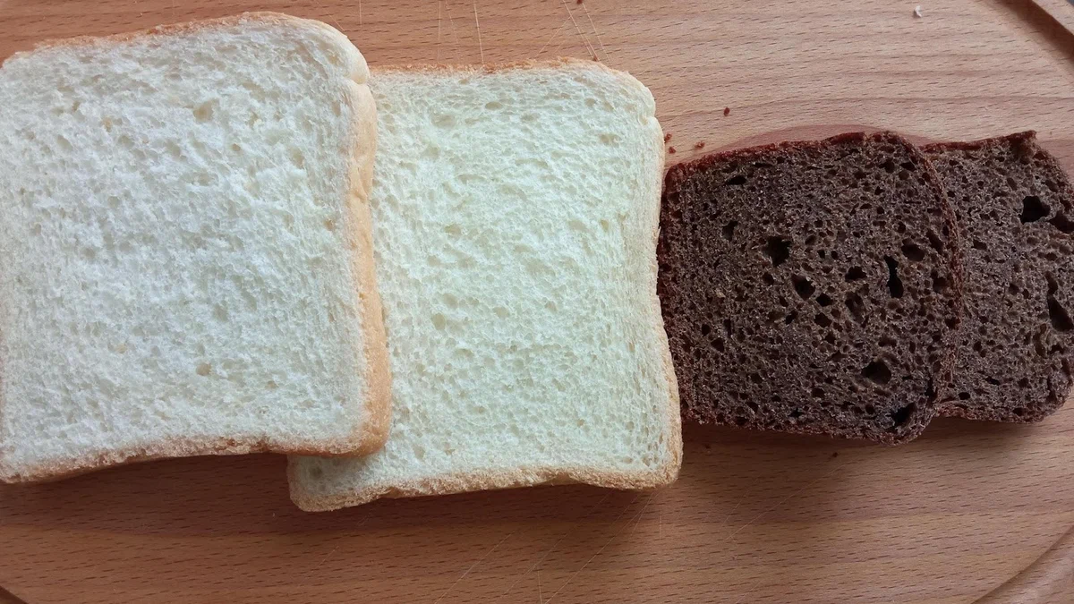 Хлеб в холодильнике и хлебнице не храню: чтоб не крошился, черствел и не терял вкус. Делюсь гениальным способом (даже через месяц свежий)