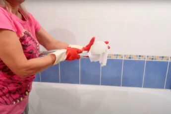 Никогда не знала, что насадку от душа надо мыть, пока не увидела этот способ. Хитрость с салфеткой, после которой она будет сиять как новая