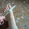 Как быстро размягчить даже толстый ноготь: совет для тех, кому за 50