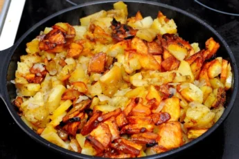 Чтобы жареная картошка стала румяной и золотистой, достаточно добавить в нее лишь один ингредиент