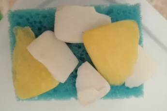 Складываю обмылки в капроновый чулок и получаю двойную пользу. Жалко, раньше про этот метод не слышала
