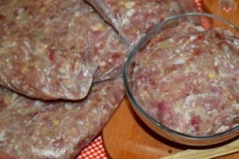 Я специально замораживаю готовый фарш (с луком, солью и перцем). Рассказываю зачем