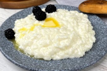 Вкусную рисовую кашу приготовить очень легко. Дети просят на завтрак и съедают до последней ложки