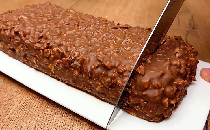 Торт «Сникерс» — десерт, который выглядит так, будто был приобретен в роскошной кондитерской, но на самом деле его можно приготовить за 5 минут без выпечки и желатина