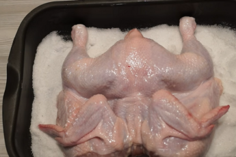 Выкладываю курицу на соль, без специй, без маринада: в результате непередаваемо сочное с хрустящей корочкой мясо