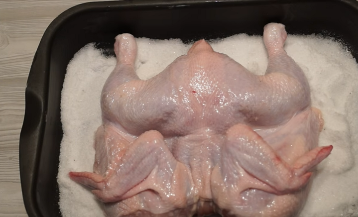 Выкладываю курицу на соль, без специй, без маринада: в результате непередаваемо сочное с хрустящей корочкой мясо