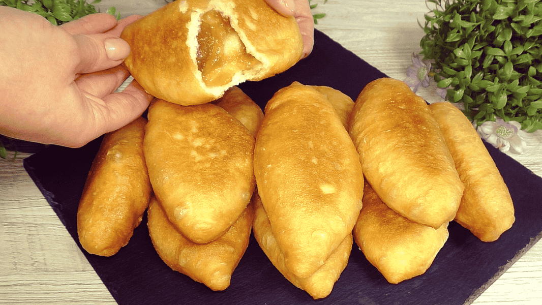 Сладкие жареные пирожки – самое недорогое и удачное тесто, пирожки получаются мягкие и воздушные.