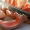 Почему опытные хозяйки не выбрасывают кожуру от грейпфрута: вы удивитесь