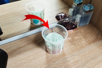 Теперь всегда ставлю стаканчик с солью в каждой комнате. Горничная показала простую хитрость.