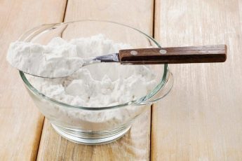 Стоит копейки, а подтягивает кожу и заполняет морщины как дорогой крем. Это продукт имеется у каждой хозяйки на кухне
