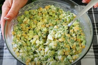 Самый летний рецепт — вкус обалденный. Вся семья подсела на этот салат: готовим на даче за 5 минут