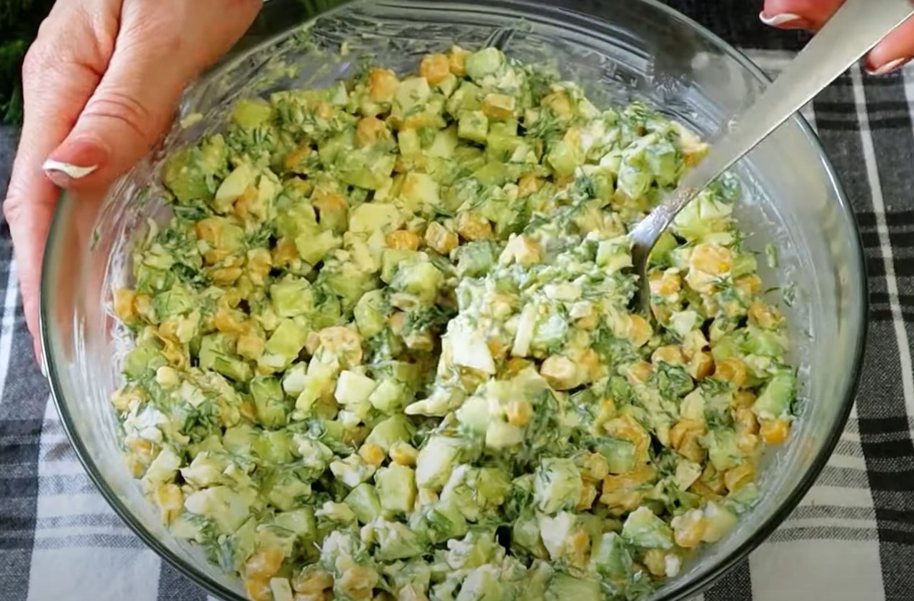 Самый летний рецепт — вкус обалденный. Вся семья подсела на этот салат: готовим на даче за 5 минут
