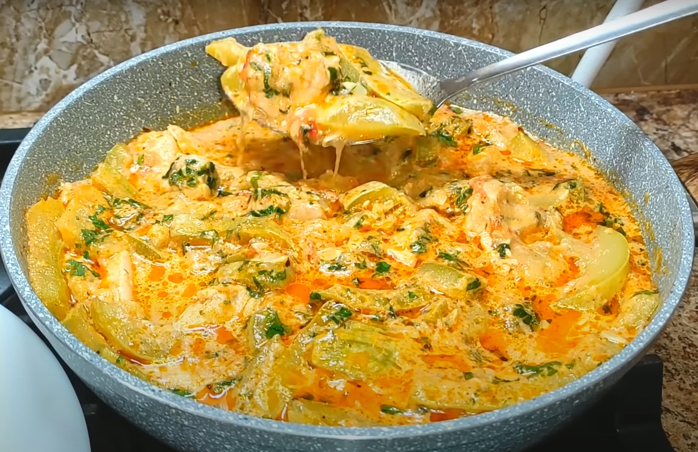 Кабачки с курицей в изумительном соусе. Сочное и вкусное блюдо для любого случая: простой рецепт