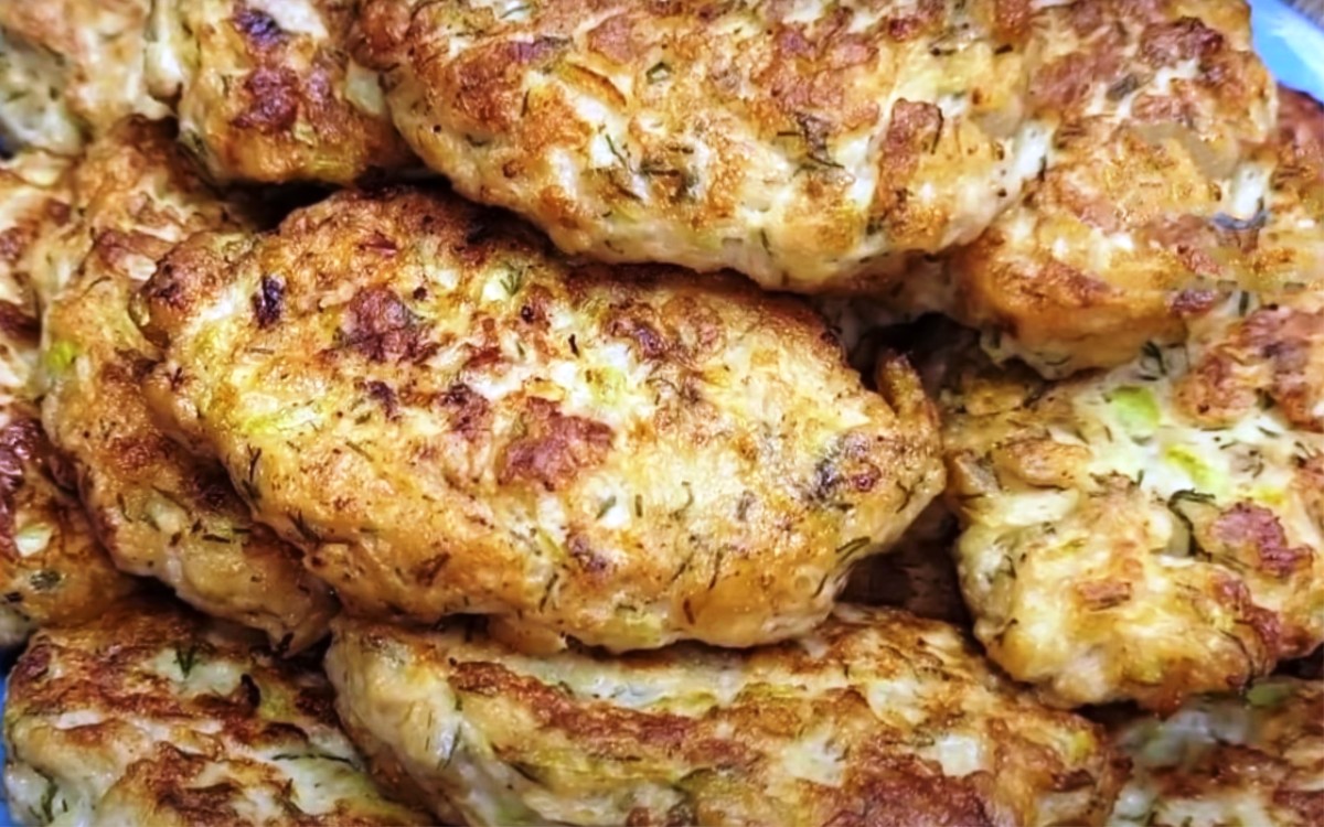 Летом самое то: подсели всей семьей на эту вкуснятину. Нежные и сочные котлетки из кабачков