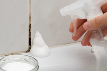 Черная плесень в швах плитки — больше не проблема: работающий способ очищения за 15 минут