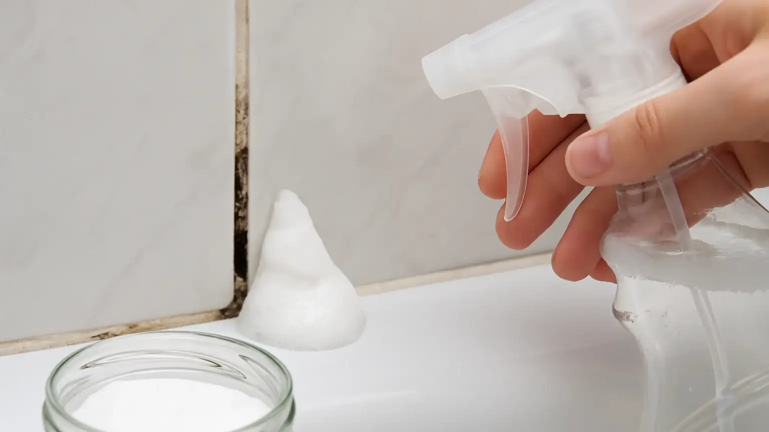 Черная плесень в швах плитки — больше не проблема: работающий способ очищения за 15 минут