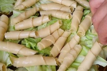 Моя бабушка научила меня готовить очень сытную еду. Заворачивать тесто в трубочки и выложить поверх капусты.