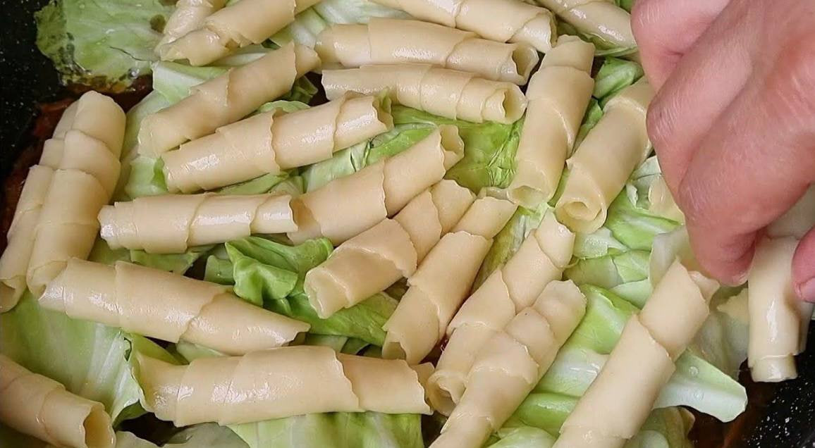 Моя бабушка научила меня готовить очень сытную еду. Заворачивать тесто в трубочки и выложить поверх капусты.