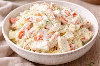 Крабовый салат по-новому: ешь и не можешь остановиться. Самый вкусный и простой рецепт крабового салата (ни у кого такого не встречала)