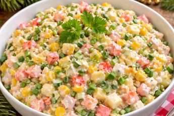 Салат крабовый "по-новому": я долго искала этот рецепт, вкуснее в жизни не ела. Моя семья его просто обожает, всегда целыми тазиками готовлю