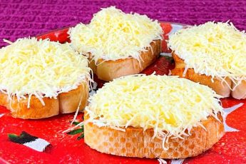 Каждый год 31 декабря готовлю эту закуску, и все от него просто без ума. Рецепт знаменитых "мохнатых" бутербродов