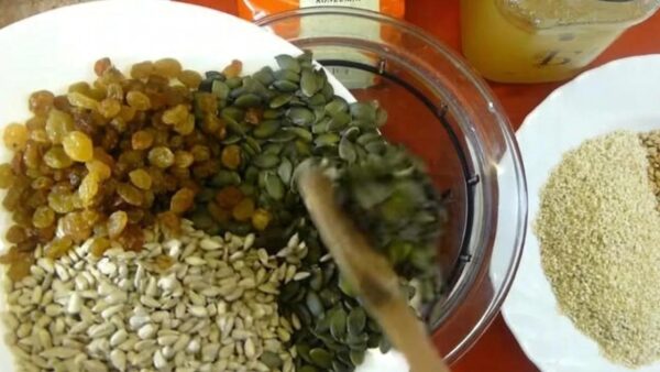 Старый домашний рецепт для костей: питательная смесь из льна, кунжута и меда.